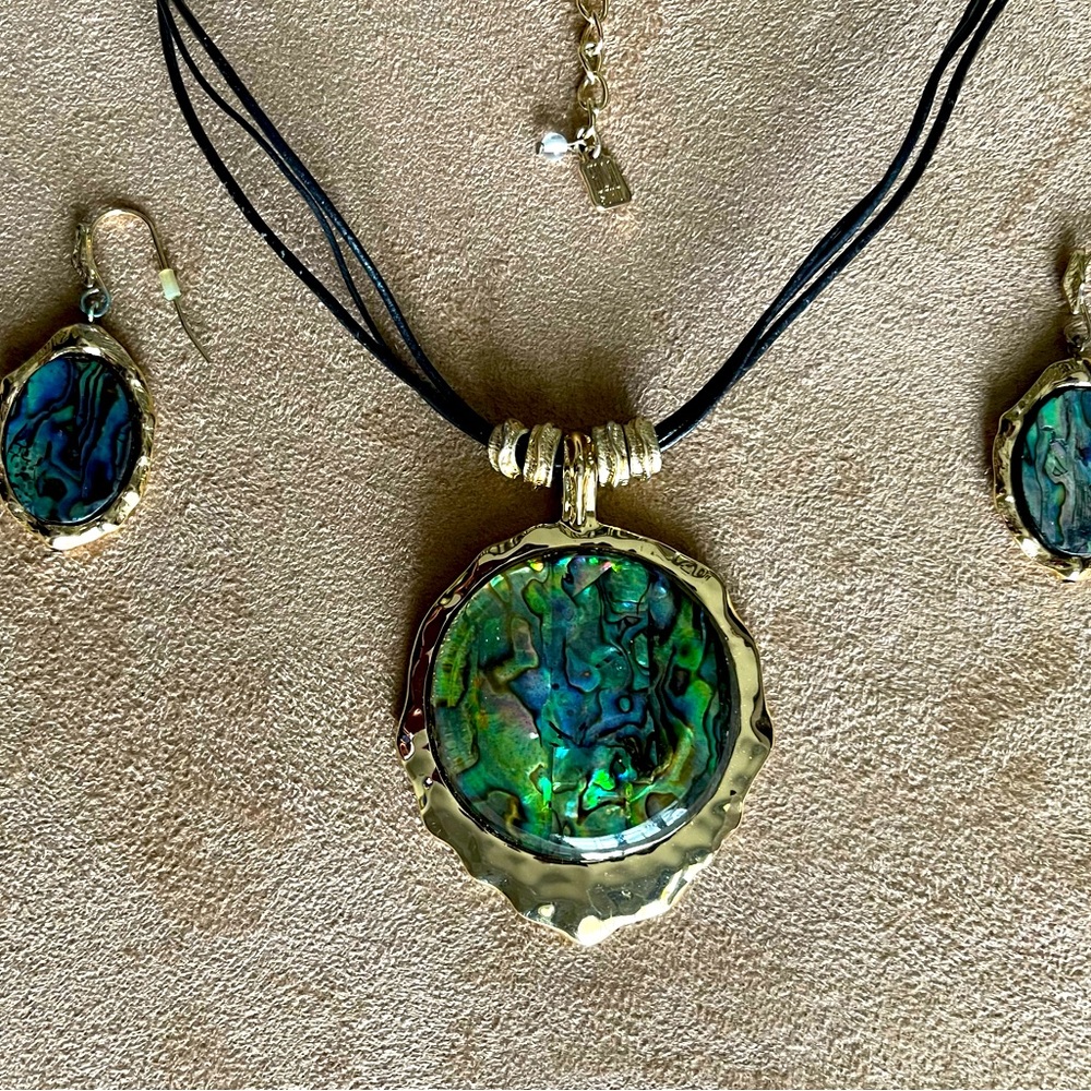 RLM SOHO Gold and Iridescent Jewelry Set Necklace leather strands 8” Earrings 2”